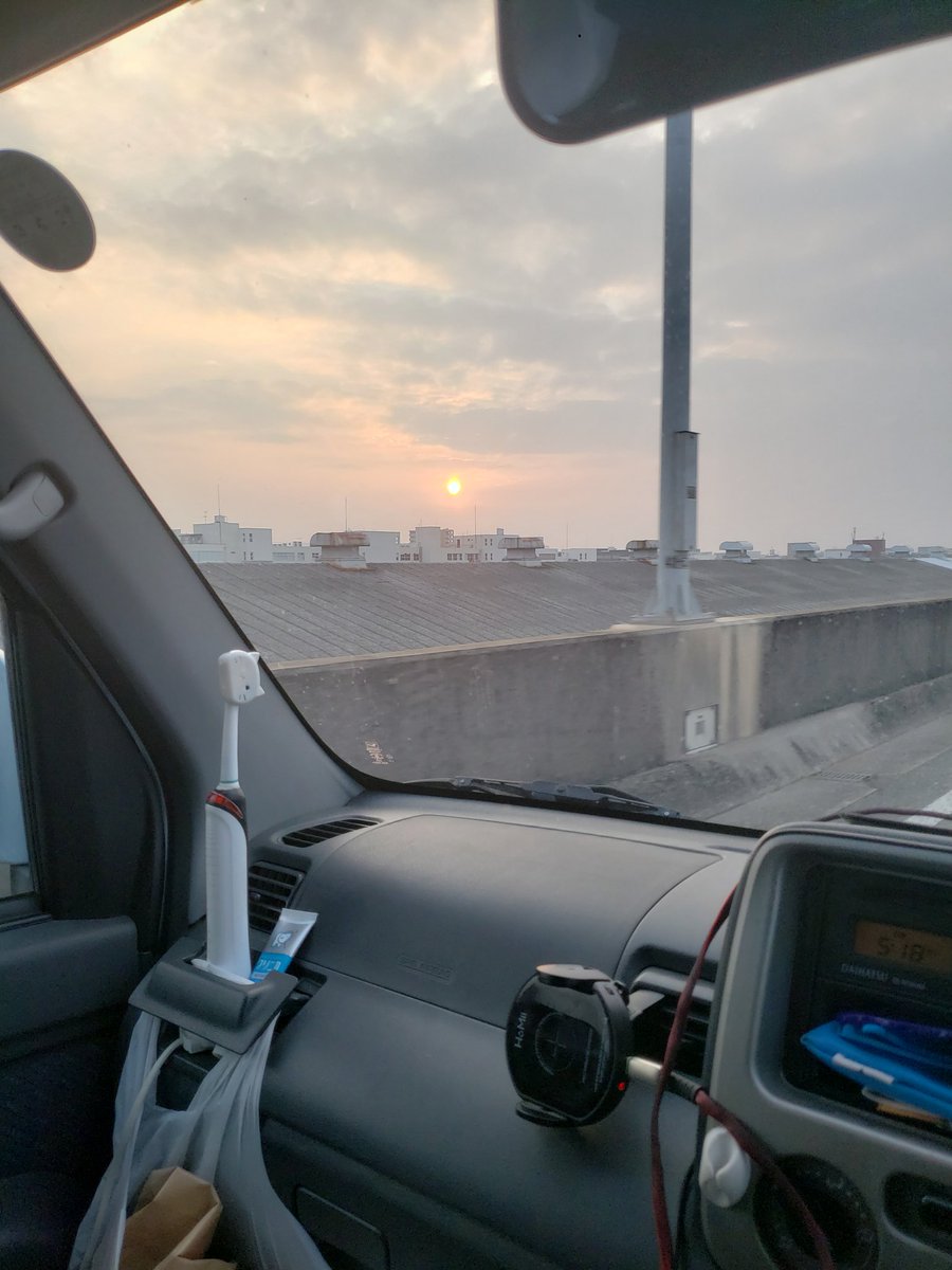 2up19309891's tweet photo. 下道車中泊の旅
静岡～淡路島～四国～出雲大社～博多
福岡で見る夕日は、大きかった。
#車中泊 #福岡県 https://t.co/E3zKc006jA