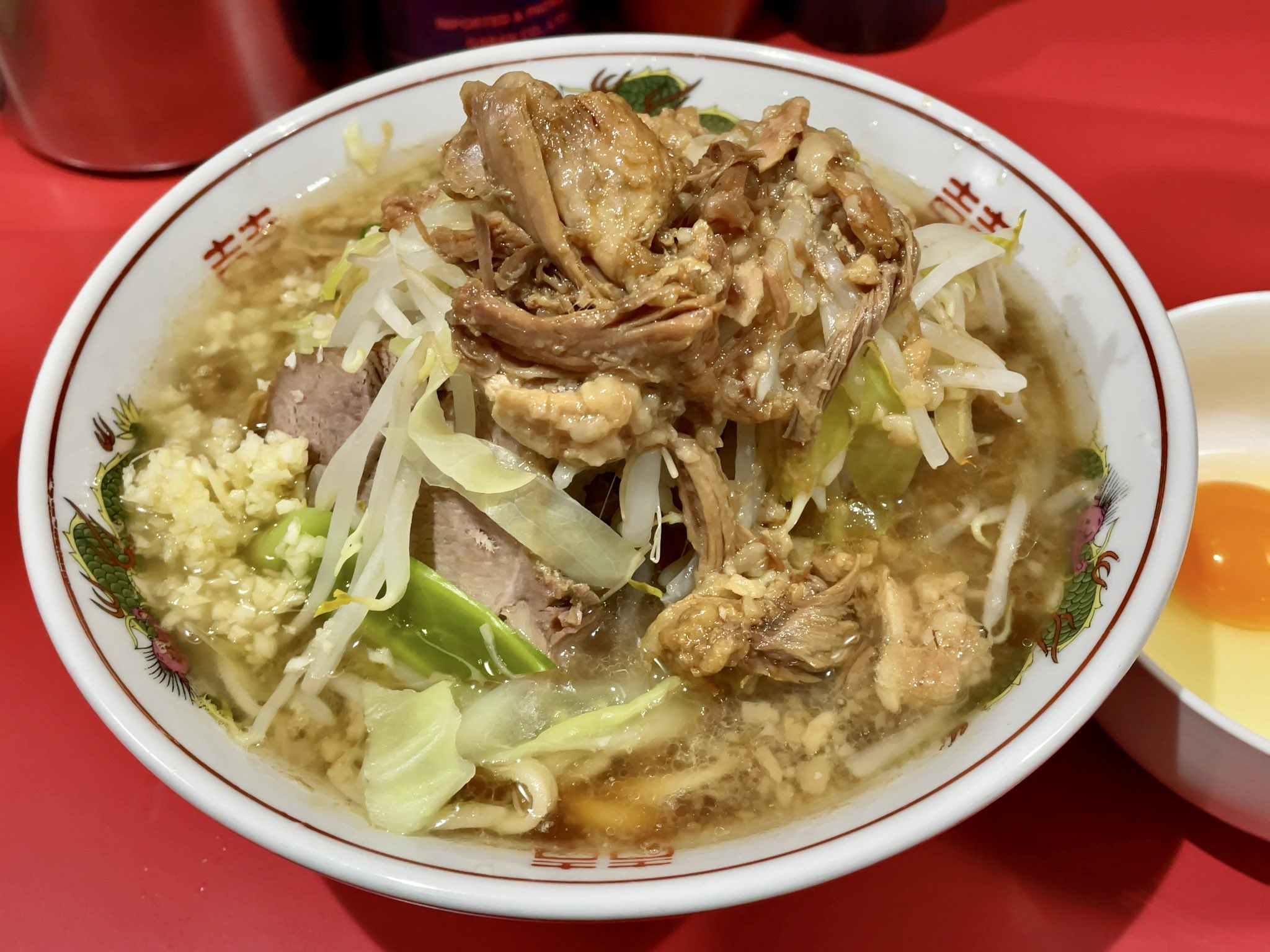 コメット ジロデ二郎 ラーメン二郎 千葉店 小豚 ニンニク少しアブラカラメ いやぁ やっぱり食べる度に美味しくなってますねぇ アブラというか豚 豚増しで岩の様な豚がゴロゴロ 豚量すごい それでも香り高いスープと調和してスッキリと完食 非常に