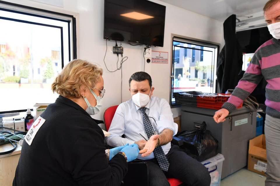 ahmetmgenc's tweet photo. Belediyedeki mesai arkadaşlarımızla birlikte bir hayata dokunalım, bir yaraya merhem olalım diye bugün kan verdik. Sizlere yürekten teşekkür ediyorum kardeşlerim. Başarılı hizmetlere imza atan Kızılayımızı da hususen tebrik ediyorum. 🩸 https://t.co/3makQiQTT0