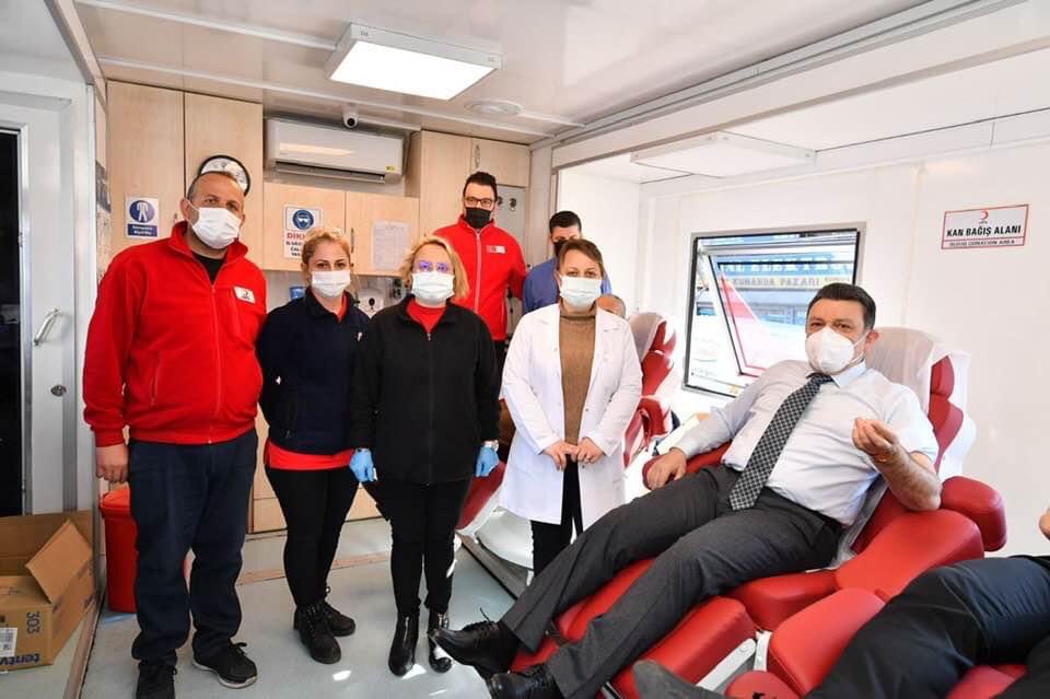ahmetmgenc's tweet photo. Belediyedeki mesai arkadaşlarımızla birlikte bir hayata dokunalım, bir yaraya merhem olalım diye bugün kan verdik. Sizlere yürekten teşekkür ediyorum kardeşlerim. Başarılı hizmetlere imza atan Kızılayımızı da hususen tebrik ediyorum. 🩸 https://t.co/3makQiQTT0
