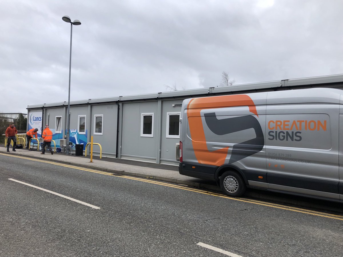 ReferToPharmacy's tweet image. This is exciting! The ⁦@_eLancs⁩ #epr Hub is getting wrapped. Awareness raising- looking forward to seeing the finished article ⁦@ElhtCio⁩ ⁦@ELHTCNIO⁩ ⁦@CcioElht⁩