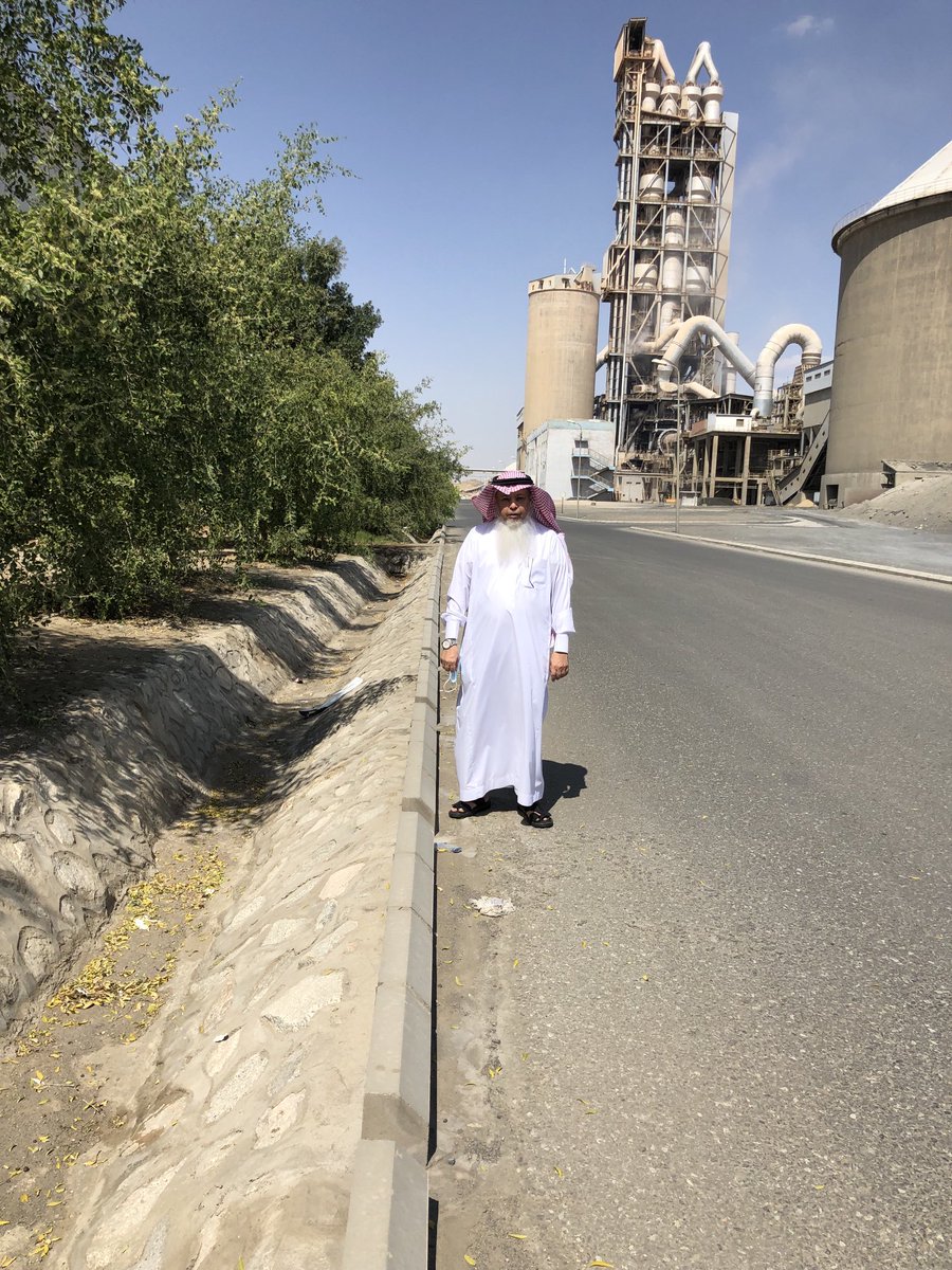 الترجمة الحقيقة لمقولة ( صديق البيئة ) عندما تشاهد اشجار السدر البلدي تنمو بهذه السرعة ( خلال ثلاث سنوات ) بجانب برج التسخين العملاق في اسمنت المتحدة الصناعية . اللهم لك الحمد والشكر