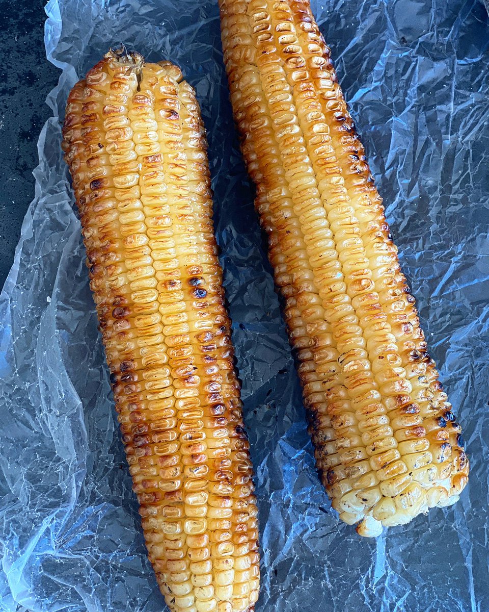 zola_nene's tweet photo. UMBILA OWOSIWE 🌽
.
Fire roasted mealies 🤌🏾
I only made 2, you can imagine the fight that ensued between my mom, dad &amp; me when I took these off the fire - I lost the fight 🙃 Lesson learnt, don’t roast mealies when the fam is visiting 😅
.
#zolanene #umbila #mealies #corn #snack https://t.co/oLSnmq0QyX
