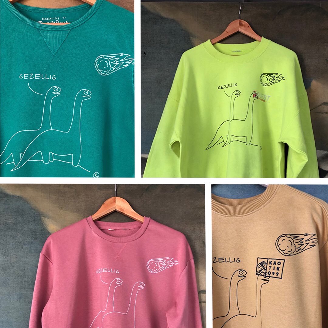 Er zijn weer nieuwe dinotruien in mijn shop! Tweedehands sweaters, milieuvriendelijk gezeefdrukt met mijn optimistische dino’s erop 🦕🦕☄️