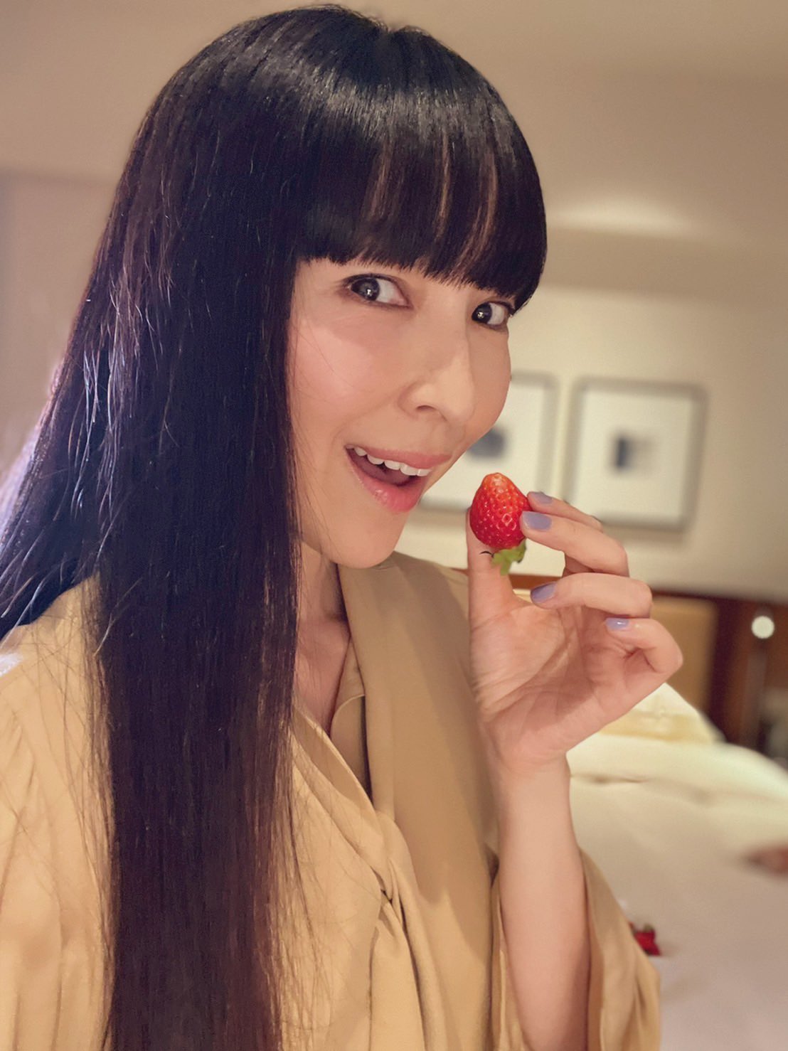 麻生久美子mg 公式 映画 とんび の完成披露でお会いした薬師丸ひろ子さんに美味しいイチゴをもらって大喜びのあそーさんでした T Co 7bikqydbto Twitter