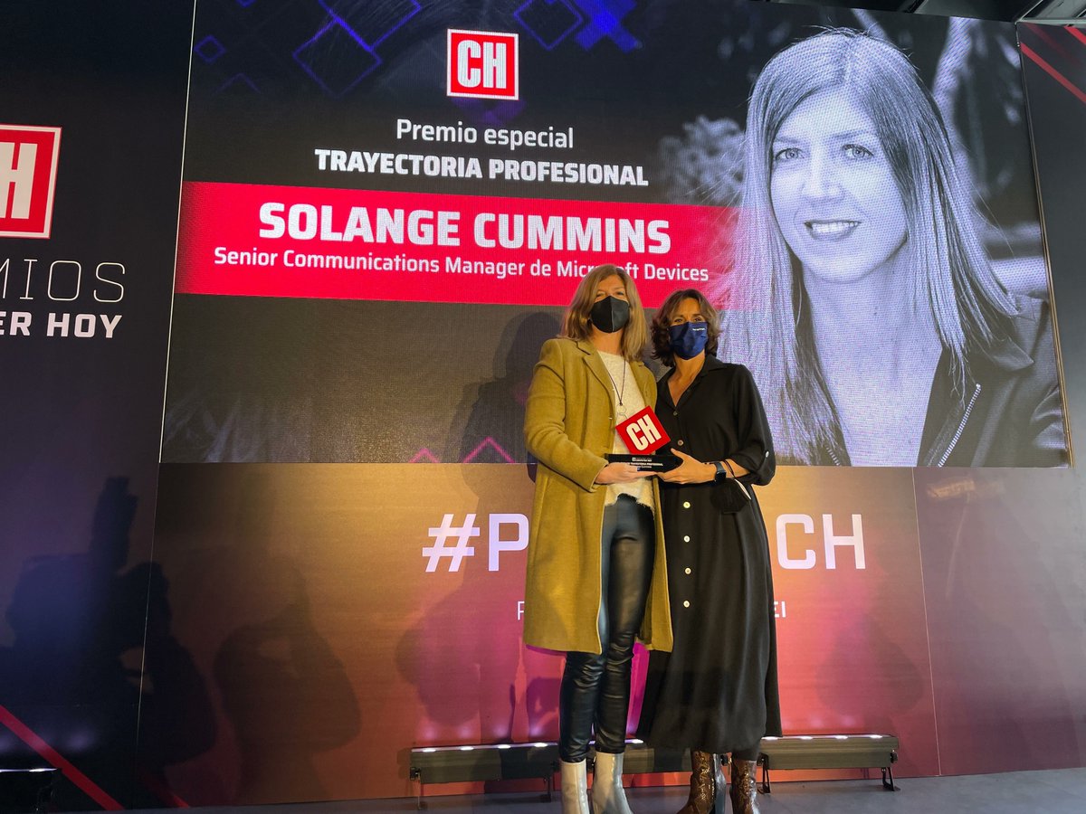 🏆 El Premio Especial a la Trayectoria Profesional es para Solange Cummins, Senior Communications Manager de Microsoft Devices. ¡Enhorabuena, <a href="/SoCumm/">Solange Cummins</a>! 👏 #PremiosCH