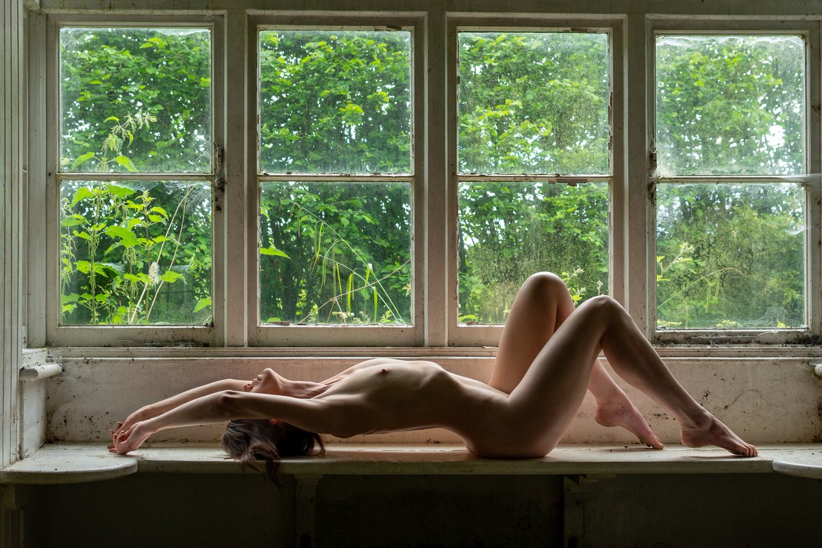 PurpleGeckoTog's tweet photo. A bit of art nude on the window sill

#artnude #naked #layingdown #windowsill #derelicthouse #stretching #windows #glass https://t.co/t5p7XrwJe7