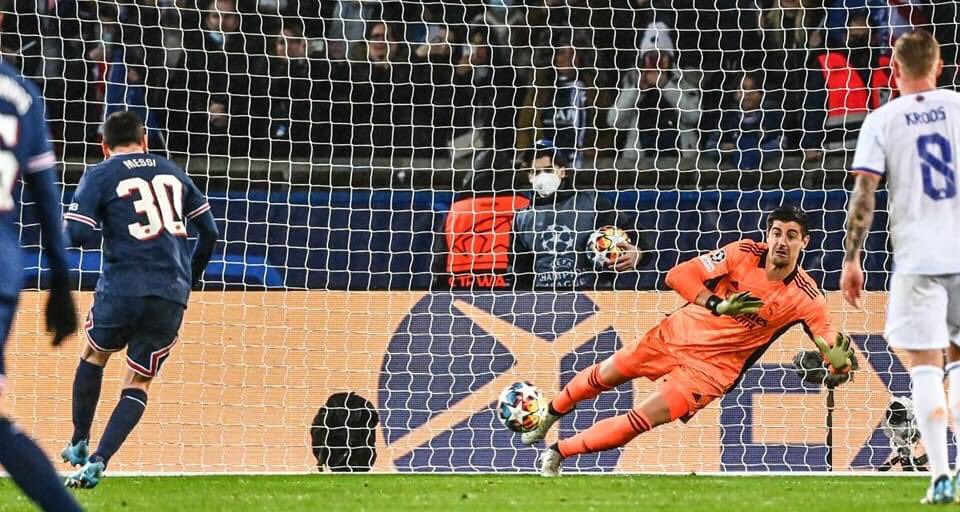 Alfa5743's tweet photo. - Journaliste : "Qu’est-ce ça fait de stopper le penalty du meilleur joueur au monde ?"

- Thibaut Courtois : "Je ne sais pas. Je n’ai jamais stopper un penalty de Cristiano Ronaldo"👏🏿😍 https://t.co/YjQU6KUX0b