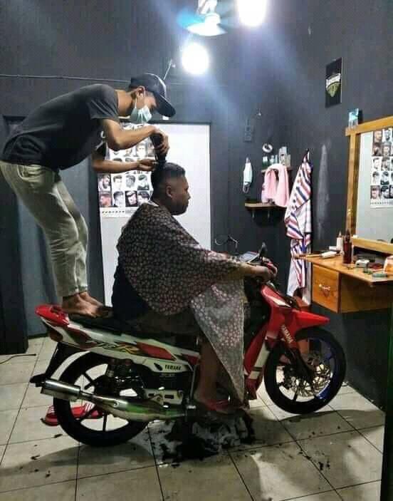 Waton_Gambleh's tweet photo. Drive Thru 🤭😂 https://t.co/WoRMyoZMFs