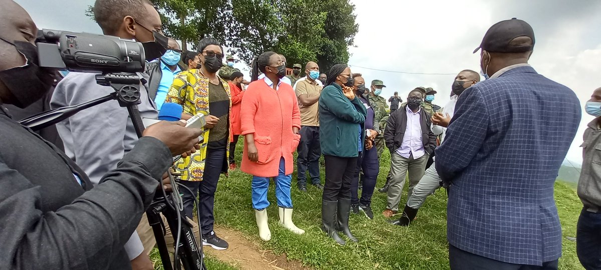 NyabihuDistrict's tweet photo. Nyuma y'inama,  aba bayobozi basuye inzuri ziherereye muri Nyiragikokora, mu Kagari ka Mutaho, Umurenge wa Rambura, bagirana ibiganiro n'abahororera.
@RwandaLocalGov
@EnvironmentRw 
@RwandaAgri 
@RwandaWest 
@RwandaAgriBoard 
@REMA_Rwanda 
@RCARwanda 
@Lands_Rwanda https://t.co/u7zWxl4bhL