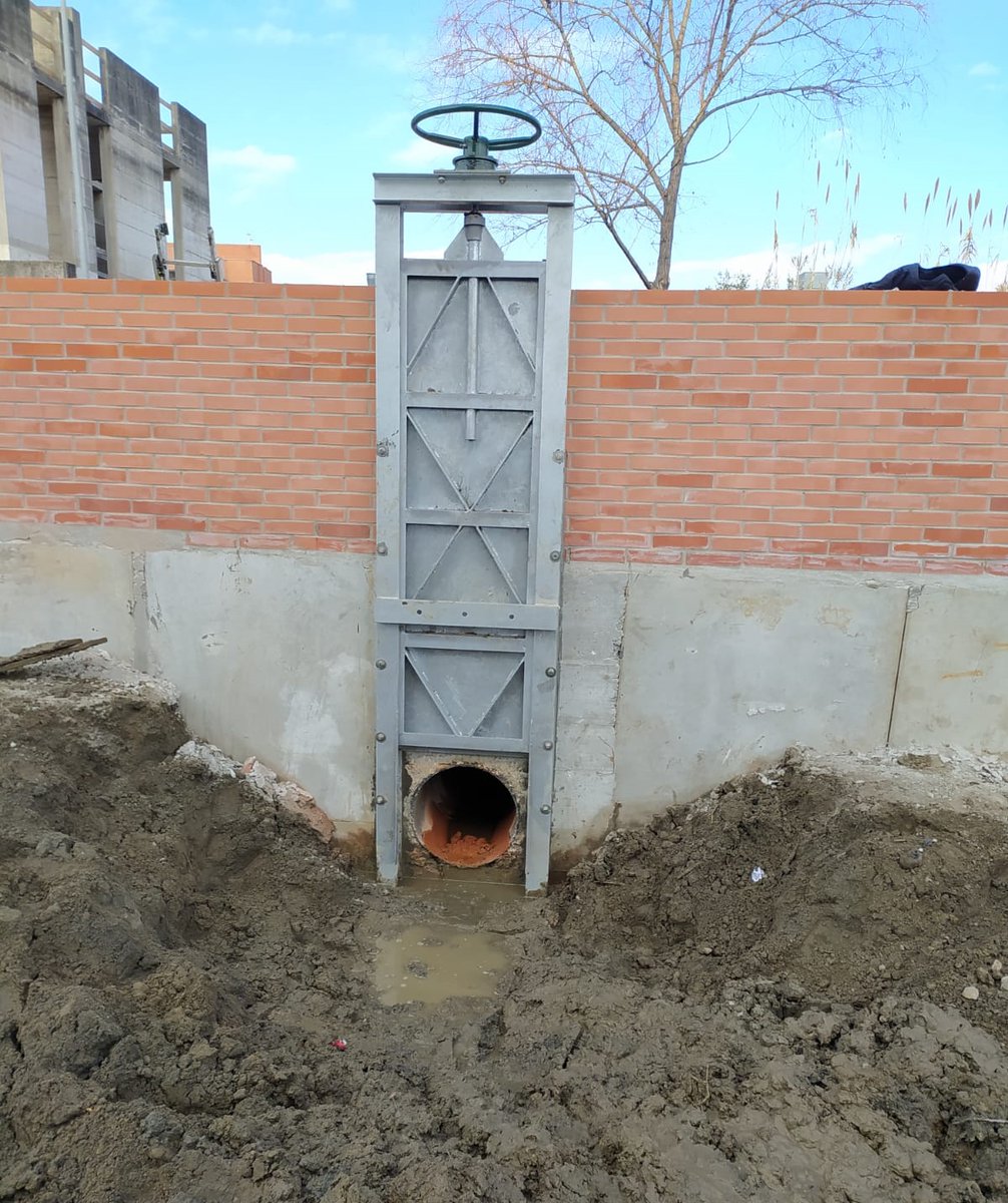 Teso Trebbiano di Lido di Camaiore, una paratoia nuova di zecca realizzata dall’officina interna del Consorzio, all’interno del cantiere da 520mila euro che l’Ente porta avanti per la sicurezza del canale
cbtoscananord.it/archives/33589