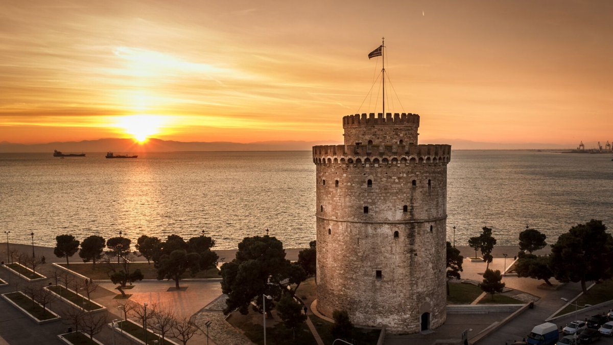 mythsofgreece's tweet photo. The sunset behind the white tower of Thessaloniki. In the north of Greece and considered to be Greece's cultural capital it is a well known tourist destination. #thessaloniki #whitetower #greece #greek #holiday #photography https://t.co/xsMtG2gmZP