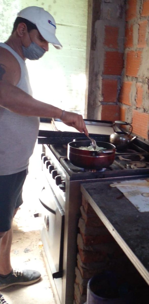 FuerzaColeCanu's tweet photo. 🍛Merendero "La Lunita" Este miércoles preparando la comida para la cena a compartir en viandas a las familias vecinas de
🍛Barrio Altos Verdes, Máximo Paz 🍛Cañuelas,prov.  de Bs. As. 
#ArgentinaUnida 
#FetraesCañuelas 
#LaPatriaEsElOtro 
#NadieSeSalvaSolx 
#SiALaSolidaridad https://t.co/fVhATnFgQM