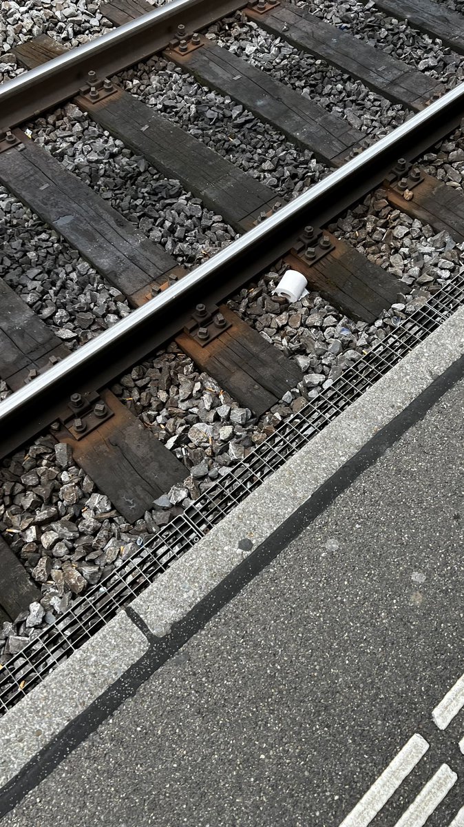 Echt jetzt? Es ist doch noch nicht vorbei ……. 

Kein Gejammere beim nächsten #Lockdown 
Deal? 

😂🤣😂