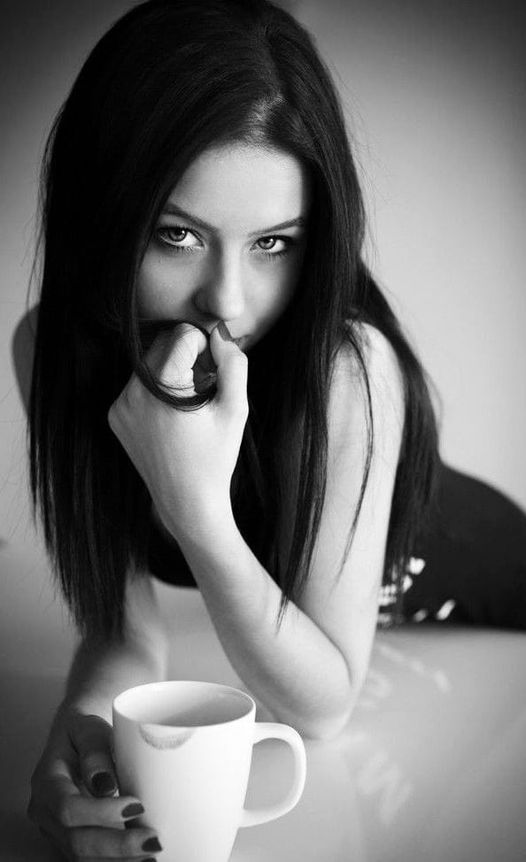 девушка в солнцезащитных очках. дерзкая капризная. жгучая брюнетка. дерзкая капризная.