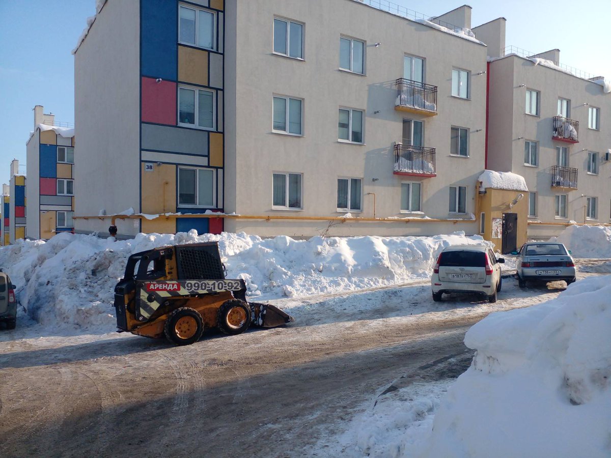 Работы на придомовой территории продолжаются