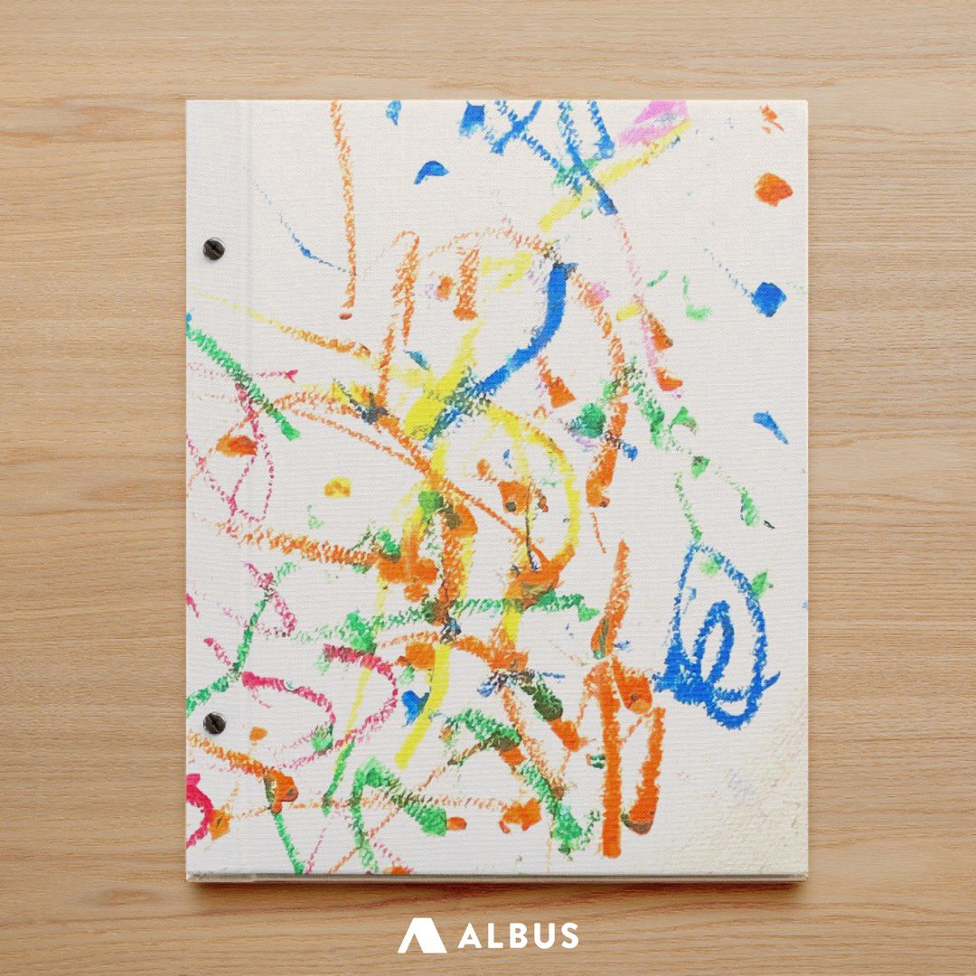一歳くらい？のときに初めて息子が描いたクレヨン🖍「カラフルでかわいいな〜青のくるくるはお花かな？」と存分に親バカした記憶を忘れたくなくて、カメラロールにも残してたけど、アルバムの表紙になるなんて！わたしにとってとびきり特別な世界でひとつのアルバムだ〜〜届くのたのしみ！#albus_is