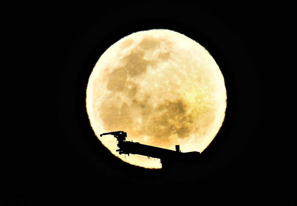 TOIMumbai's tweet photo. #SnowMoon rises the above the skyline at Lower Parel in #Mumbai. https://t.co/xm5ohkiXUK