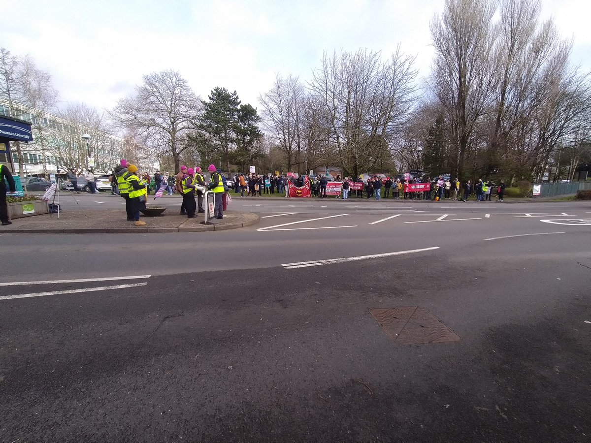 Amazing turnout for the @SwanseaUcu picket in the #USSStrike today. #oneofusallofus