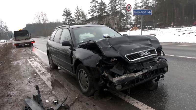 sadursme's tweet photo. Uz Rīgas apvedceļa agresīvs un iereibis Audi vadītājs taranē Volvo spēkratu (video) - https://t.co/bfiPI3RV5K https://t.co/j8JLtEGSfk