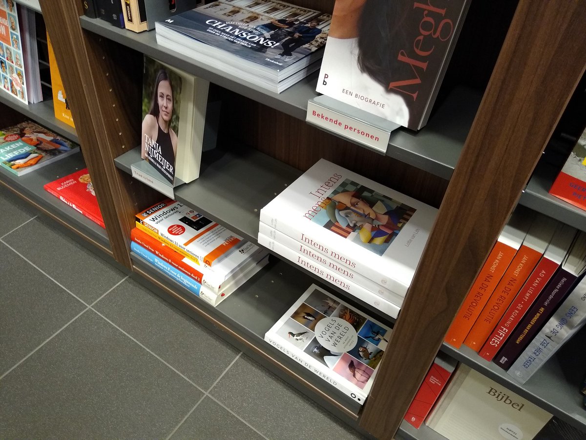 LithLotte's tweet image. Her en der tref ik de laatste boeken van de eerste druk ☺️✨. Ik heb mij ingehouden, wilde stiekem het kaartje 'bekende personen' een plank lager hangen 😉.
alotofcomplexity.nl/boek
#intensmens #bekendmens #eerstedruk #herdruk #spannend #spontaneontmoeting