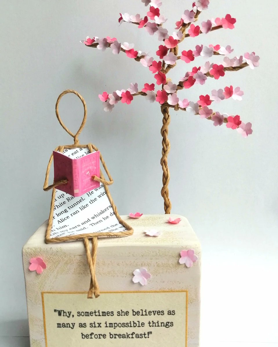 DesignsArtful's tweet photo. 🌸 Alice in Wonderland 🌸
#booktwitter #books #readergift https://t.co/uocXWyxkrR