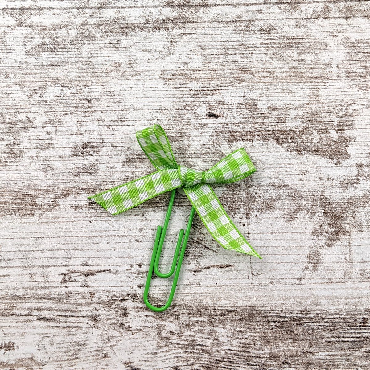 How cute is this gingham bow?💚 I love it so much! It's going to go so well with spring spreads! 🌷Goes in the shop on Friday🎉! 

#paperclips
#bows #plannerbow
#planner #erincondrenlifeplanner #thehappyplanner #plans #smallbusiness #etsy #etsyshop #runwithcraftscissors #plaid