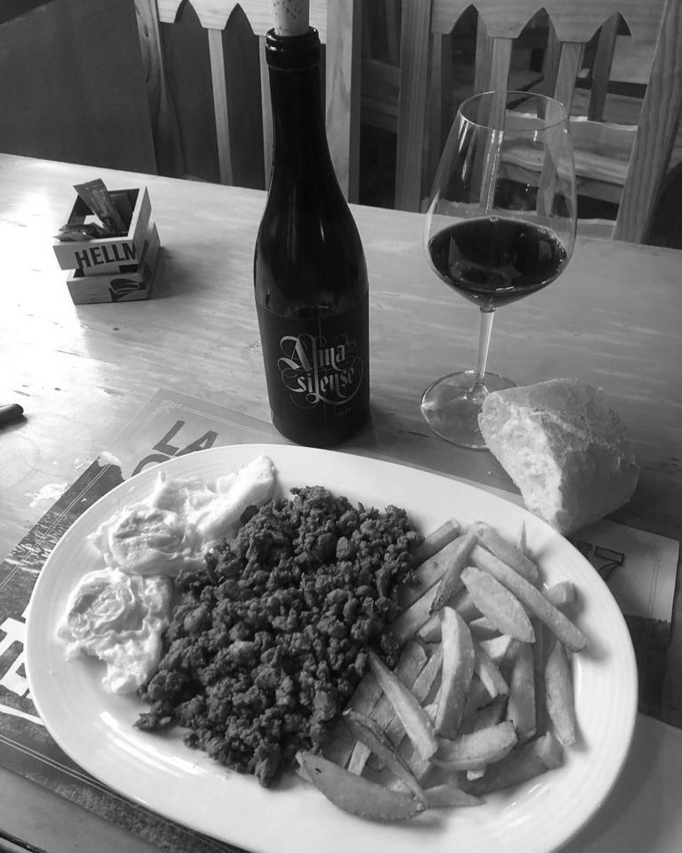 Pocos platos maridan tan bien con nuestro #AlmaSilense🍷 que el picadillo de carne, huevos y patatas fritas que puedes saborear en @cervecerialayecla 😍

#cervecerialayecla #maridajesperfectos #platostraidicionales #burgos #vinoarlanza #vinosdeespaña #winelovers
