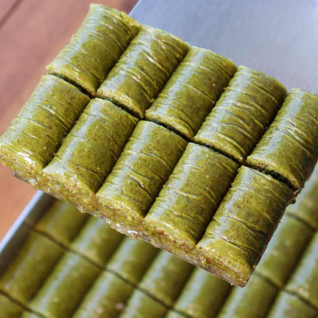farukgulluogluT's tweet photo. Fıstıklı Dürüm, sen çok güzel bir detaysın 💚

#FarukGüllüoğlu #Baklava #FıstıklıDürüm #TurkishDessert #Pistachio https://t.co/4OSvPCXXqU