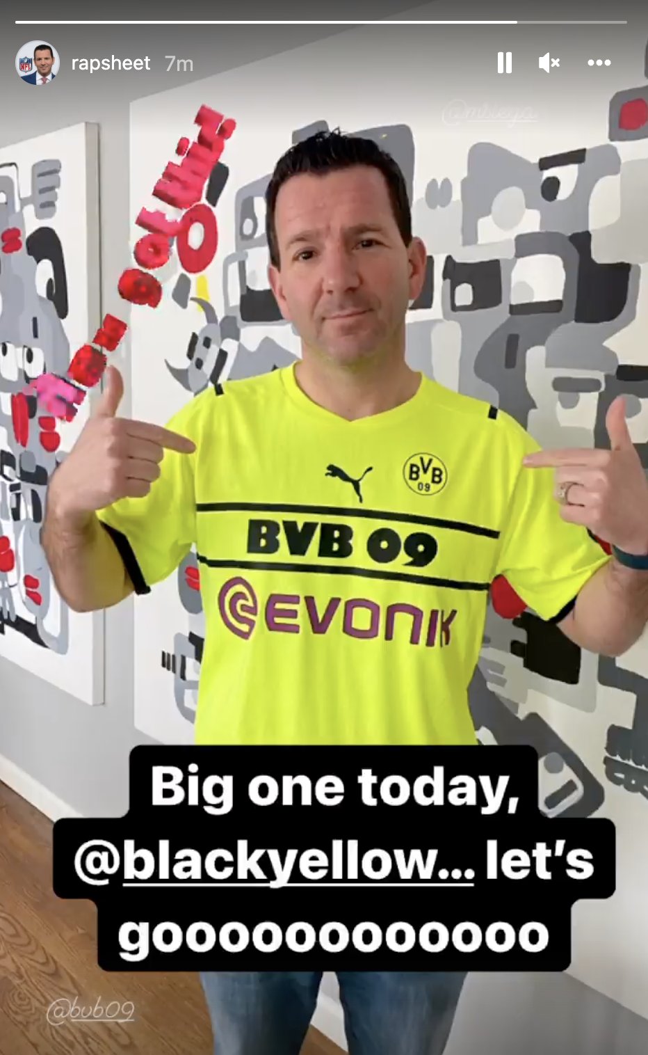 Borussia Dortmund on X: Salute! 🏈🤝⚽️ https://t.co/ycQ0e11keo / X