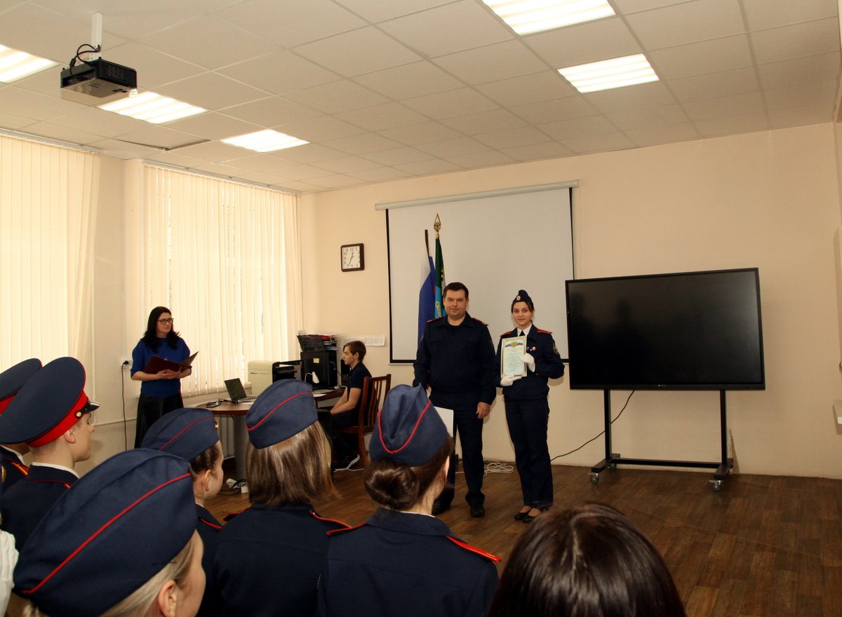 Сотрудники СУ СК России по Вологодской области поздравили ребят из подшефных классов с Днем кадета России
vologda.sledcom.ru/news/item/1657…