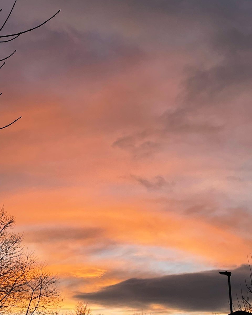 ephemeralisall's tweet photo. โHow do you give someone a piece of sky?โ ~ Marcus Zusak, The Book Thief
#cloud #clouds #cloudsOfTwitter #sun #sunset #sunsetPhotography #sunsets #nature #naturePhotography #photography #sky #skies #skiesOfTwitter https://t.co/sEaHlnnBiU