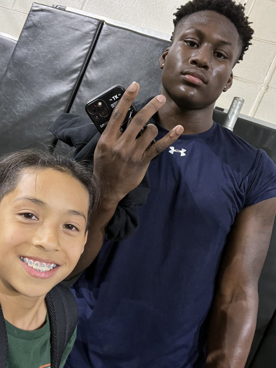 IsaacBenitez_28's tweet photo. Hard workout with the big bro last night with coach billups #TrueBuzz #1inTheNation #BuzzGang #D1 π @TrueBuzzFB @thegoatanthony1 @Jason_Howell @Perroni247 @illbill03 @AndrewHatts @BenjaminGolan @gabrieldbrooks https://t.co/VVrMhuZEtP