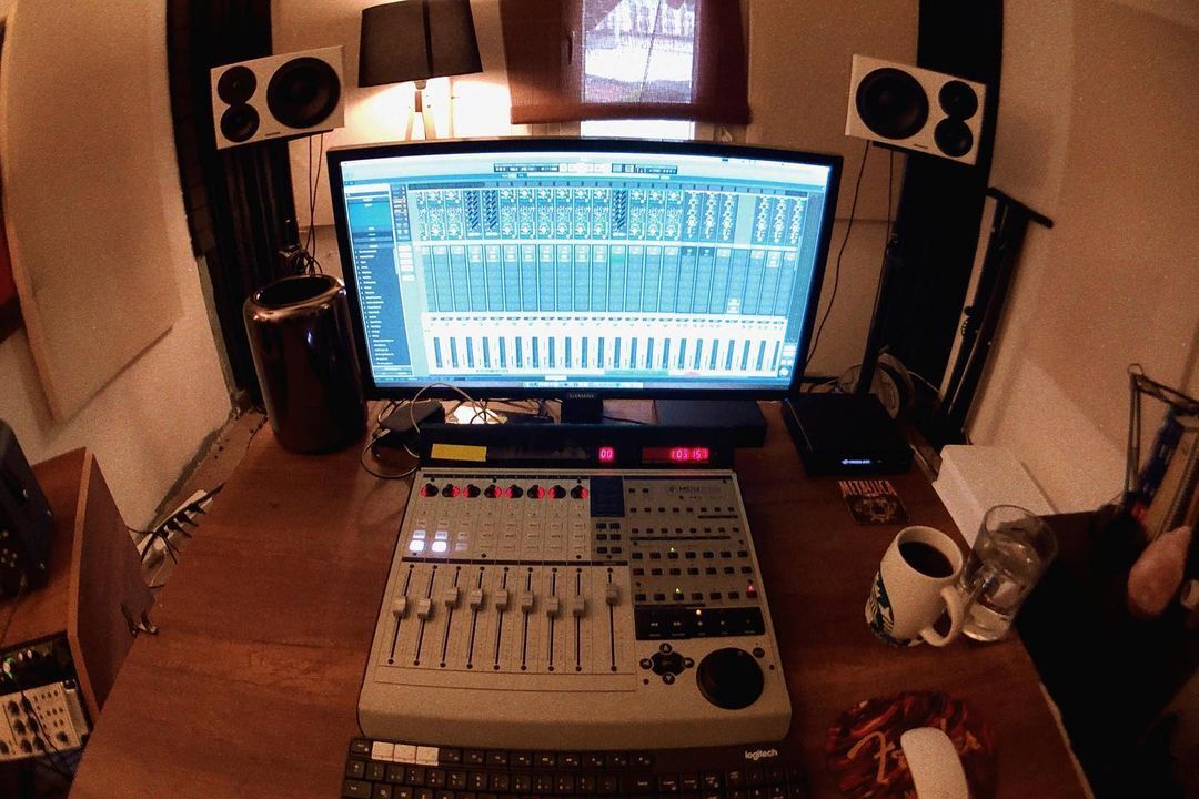 MackieGear's tweet photo. The MCU Pro is the brain of your mixing process! What Mackie gear eases your studio process? Comment below.
📷 @maliakpolat
#Mackie #ThrowbackThursday #MCUPro https://t.co/nILW0Th5Lv