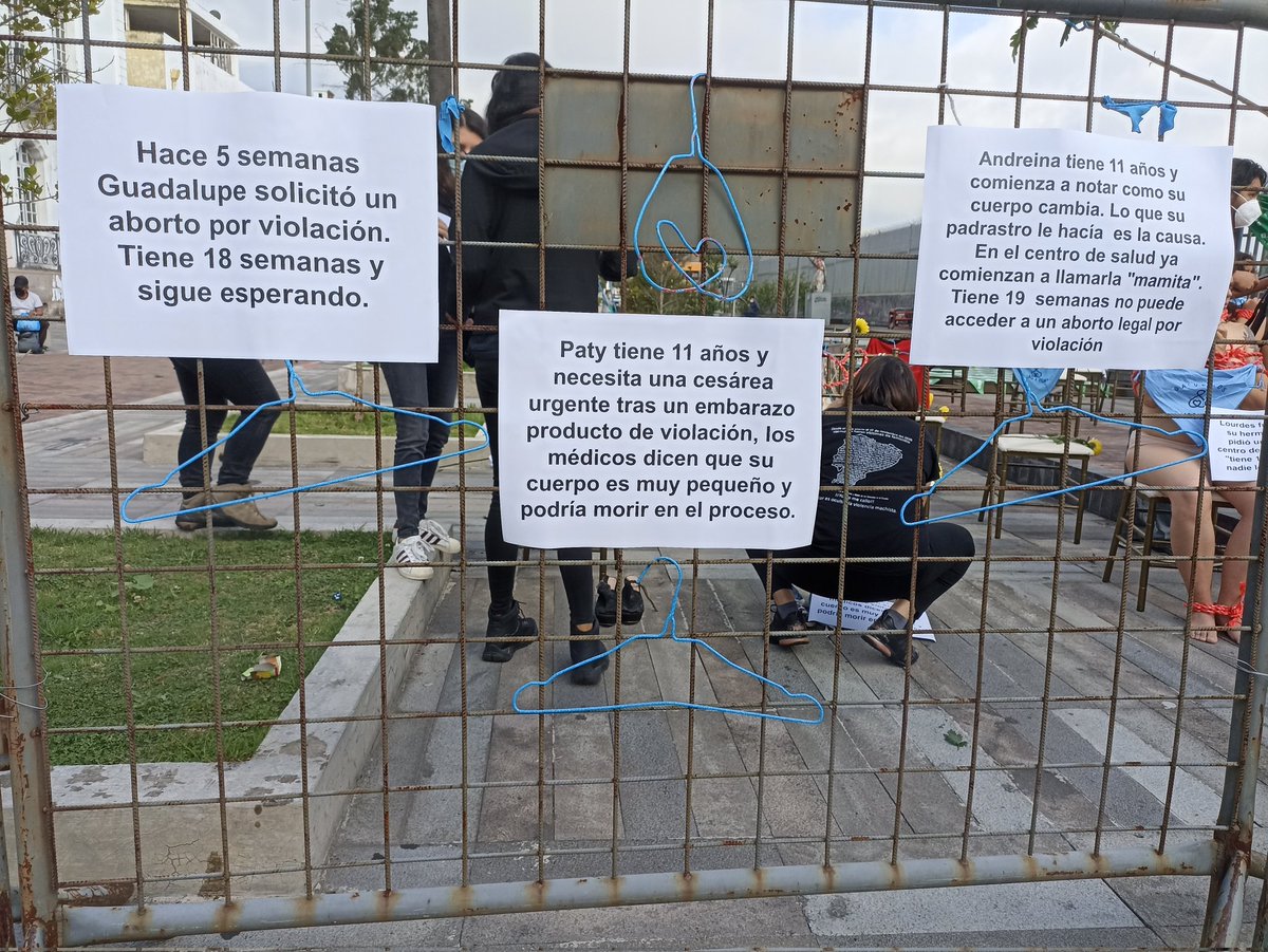 Entre armadores color celeste y símbolos asociados con sectores que se oponen al #AbortoPorViolación se leen historias de niñas y mujeres que no accedieron a un aborto seguro. 

📸 Exteriores de la <a href="/AsambleaEcuador/">Asamblea Nacional</a> en #Quito