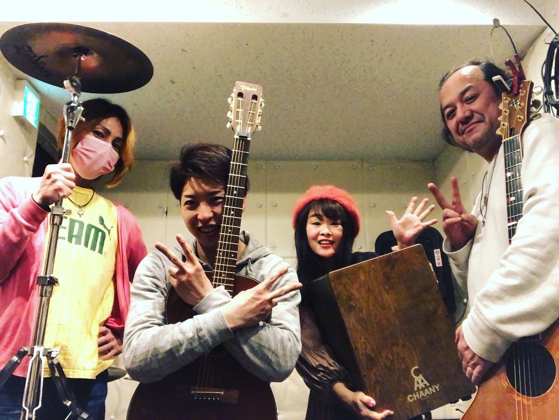 nomachan_303's tweet image. 昨日はYokota Base Studioにて根津宗一郎リハでした〜♪2/27（日）
根津宗一郎@町田Coffee and Bar Ivy 18:00〜 2,000円 Gt横田テツ、Drsこころ、Baのまぐちひろし、Per Hiroko
#根津宗一郎 #yokotabasestudio #kzguitarworks #kzonebass #drstrings #キクタニミュージック #cacastrap #のまぐちひろし