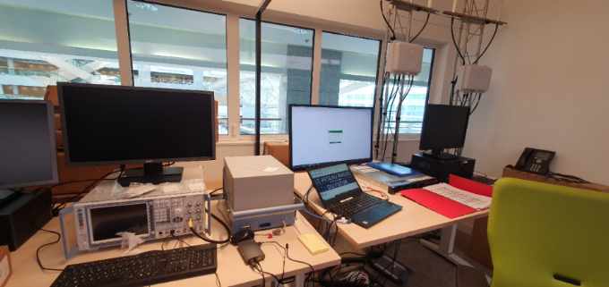 ACMOSS_FR's tweet photo. #RRF déploiera un réseau 4G/5G ultra-résilient grâce à une couverture multi-opérée. Pour permettre une mobilité sans coupure, l'équipe de @Programme_RRF teste les outils de bascule d’un réseau à l'autre grâce à une application mobile. https://t.co/bFNgkvMDB8