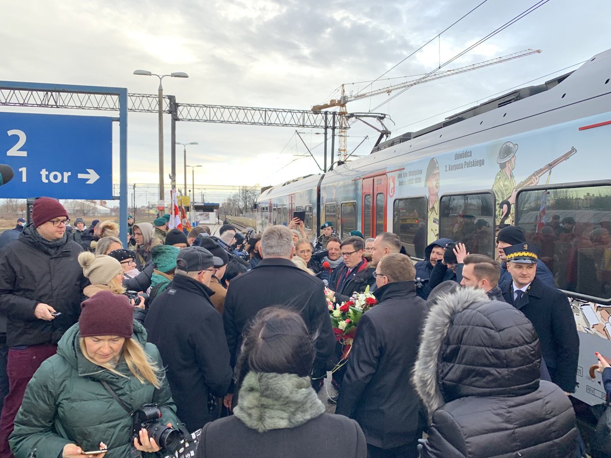 Anna_M_Anders's tweet photo. Włocławek 🇵🇱 wita „Pociąg Andersa”. Dziękujemy 🌹.
W warm welcome for the “Anders train” in Włocławek.
Thank you 🌹@PLinItalia @MSZ_RP @NawrockiKn @ipngovpl https://t.co/0FqO9yKaz1