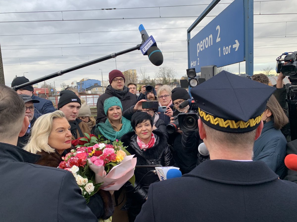 Anna_M_Anders's tweet photo. Włocławek 🇵🇱 wita „Pociąg Andersa”. Dziękujemy 🌹.
W warm welcome for the “Anders train” in Włocławek.
Thank you 🌹@PLinItalia @MSZ_RP @NawrockiKn @ipngovpl https://t.co/0FqO9yKaz1