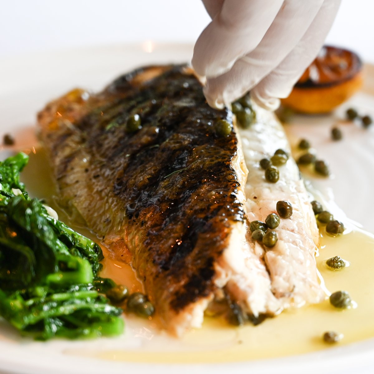 It's not too late to book your weekend date night! 📸 BRANZINO