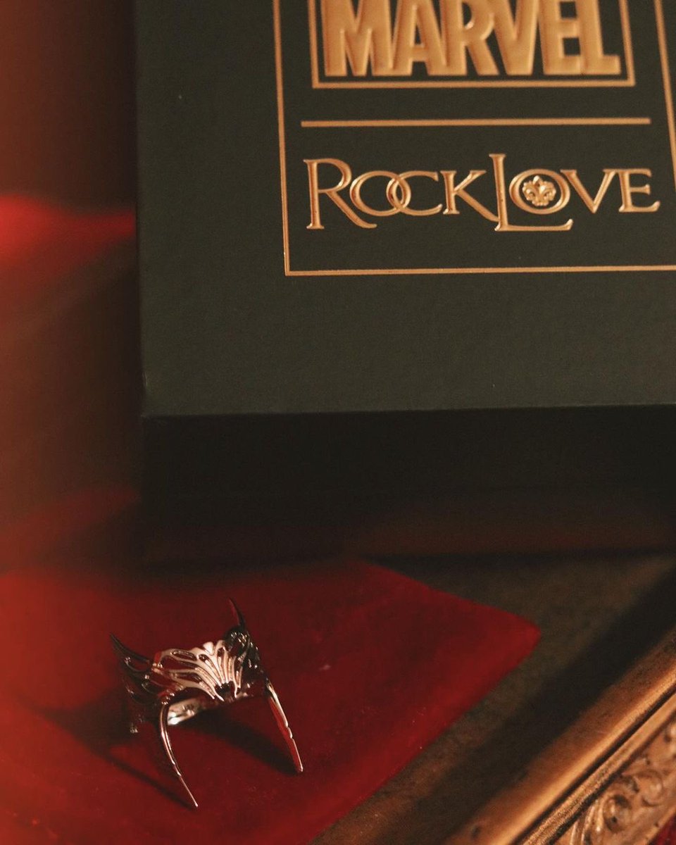 EOlsenBrasil's tweet photo. Queríamos! 😻 Será lançado hoje uma parceria da Marvel com a marca de joias RockLove Jewelry promocional de “WandaVision” e a peça que será lançada é a tiara da Feiticeira Escarlate. O que acharam? https://t.co/YuXXNh2OLF