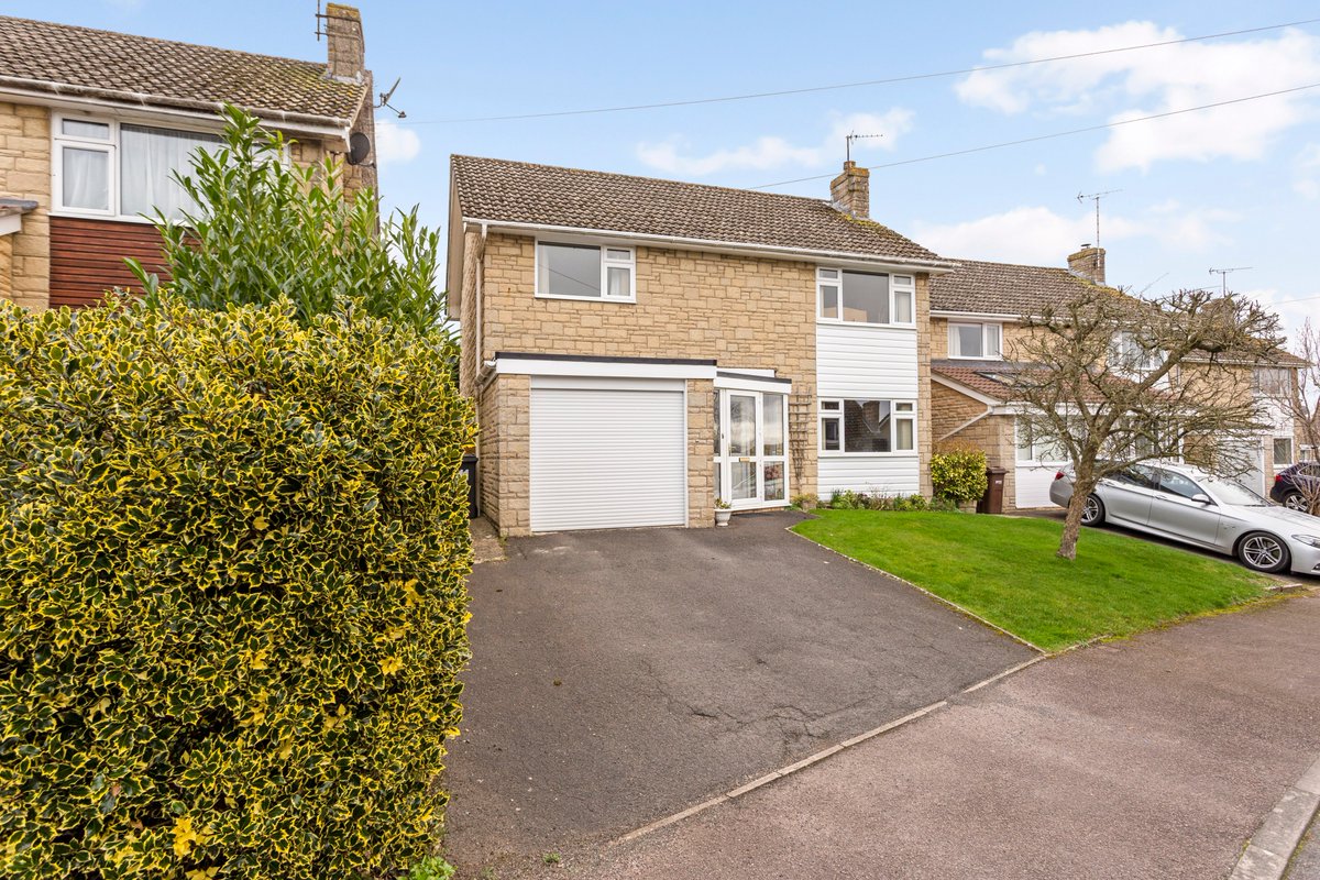 Hamptons_Pains's tweet photo. We have had a busy week with four properties going "under Offer" since Monday.
We have many disappointed buyers who lost out but are looking for similar properties in Painswick and the surrounding villages. 
If you are looking to sell please give us a call on 01452 812354 https://t.co/ZTuE1J8Du0