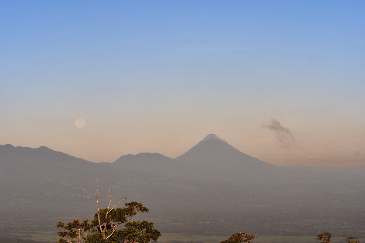denisum's tweet photo. El amanecer de hoy en San Carlos estuvo espectacular, con el volcán y la luna https://t.co/7ASP3TfkQy