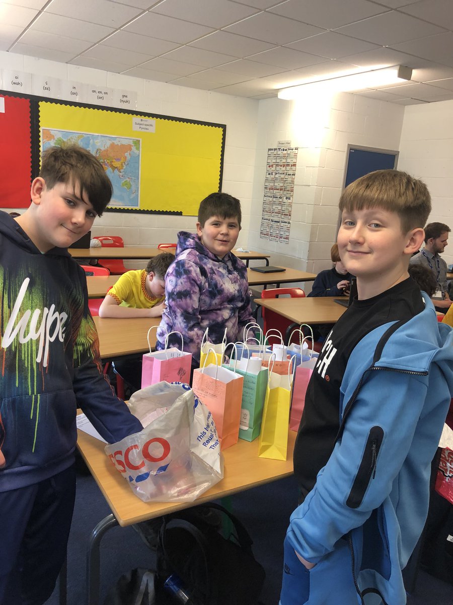 EmmaAnneJohn's tweet photo. Today, 7L have been spreading cheer and mental health awareness, on behalf of Growing Space Charity, with their random acts of kindness! @GSouthwales @LSP_Wales @FirstGiveUK https://t.co/IpjjHS1YxY