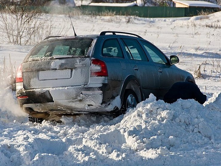 машина застряла в снегу ночью. машина забуксовала в снегу. застрял в сугробе. машина буксует в снегу. машина в сугробе.