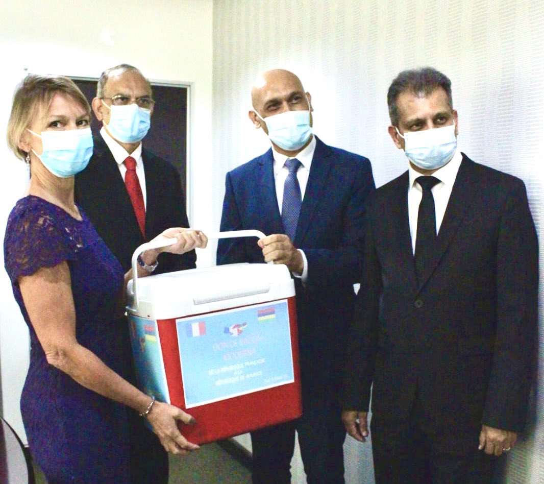 🇫🇷🇲🇺 Engagement et solidarité 
#Maurice reçoit 200 000 doses de vaccin Moderna données par la France. Annonce officielle aux côtés du ministre de la Santé et du Secrétaire aux affaires étrangères