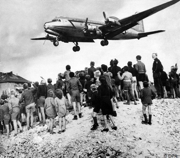 GermanAmbUSA's tweet photo. Rest in peace Colonel Gail Halvorsen, Berlin's Candy Bomber.

During the Berlin Airlift, Halvorsen dropped candy from his plane for the children. Soon, it became a massive Air Force operation, giving hope to millions.

I celebrate your 101 years of life and friendship. https://t.co/dzii5Rf127