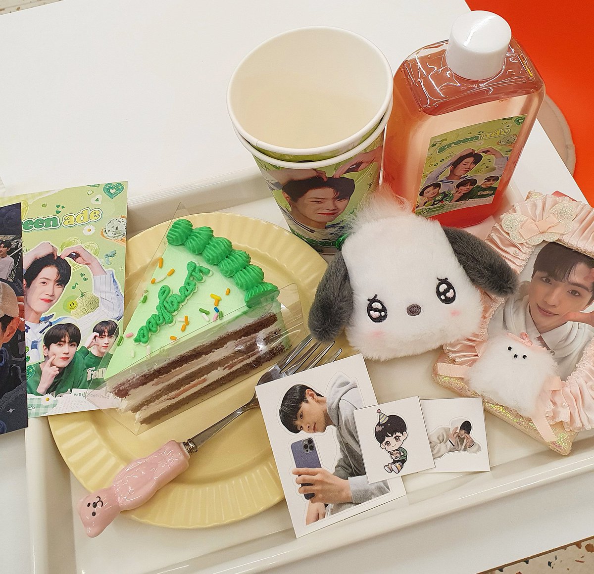 밖의 온도와는 다르게 굉장히 따듯하고 산뜻한 분위기라 벌써 봄이 찾아온 느낌이었어요 💚 디저트도 식기류도 아기자기하고 귀여운데 이곳에서 보는 용희 사진은 더할 나위 없이 작품이 되네요 ㅎㅎ 용희 생일에 행복한 시간 보냈습니다 
( ˘͈ ᵕ ˘͈♡)˚๐*˟ ♡  
#해피용희데이라구용