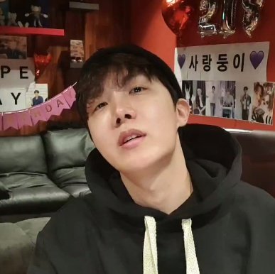 tatacart's tweet photo. i missed u !!! hobi my bday boi 🍰 https://t.co/KW9tEI9kpL