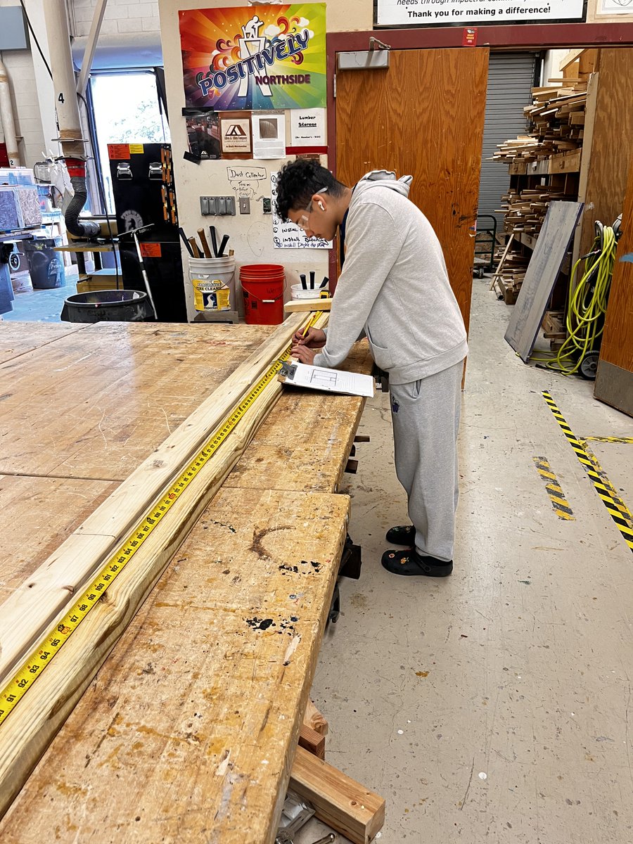 WarrenCTEWood's tweet photo. When a teacher can step back and observe students working on a project without direct assistance from the teacher = priceless. Why I teach. Warren CTE Principles Const. students & @HabitatSATX. @NISD_CTE @NISDWarren #ctemonth #ctepride #happyteacher @melg2005 @NISD https://t.co/1IyBAessTt